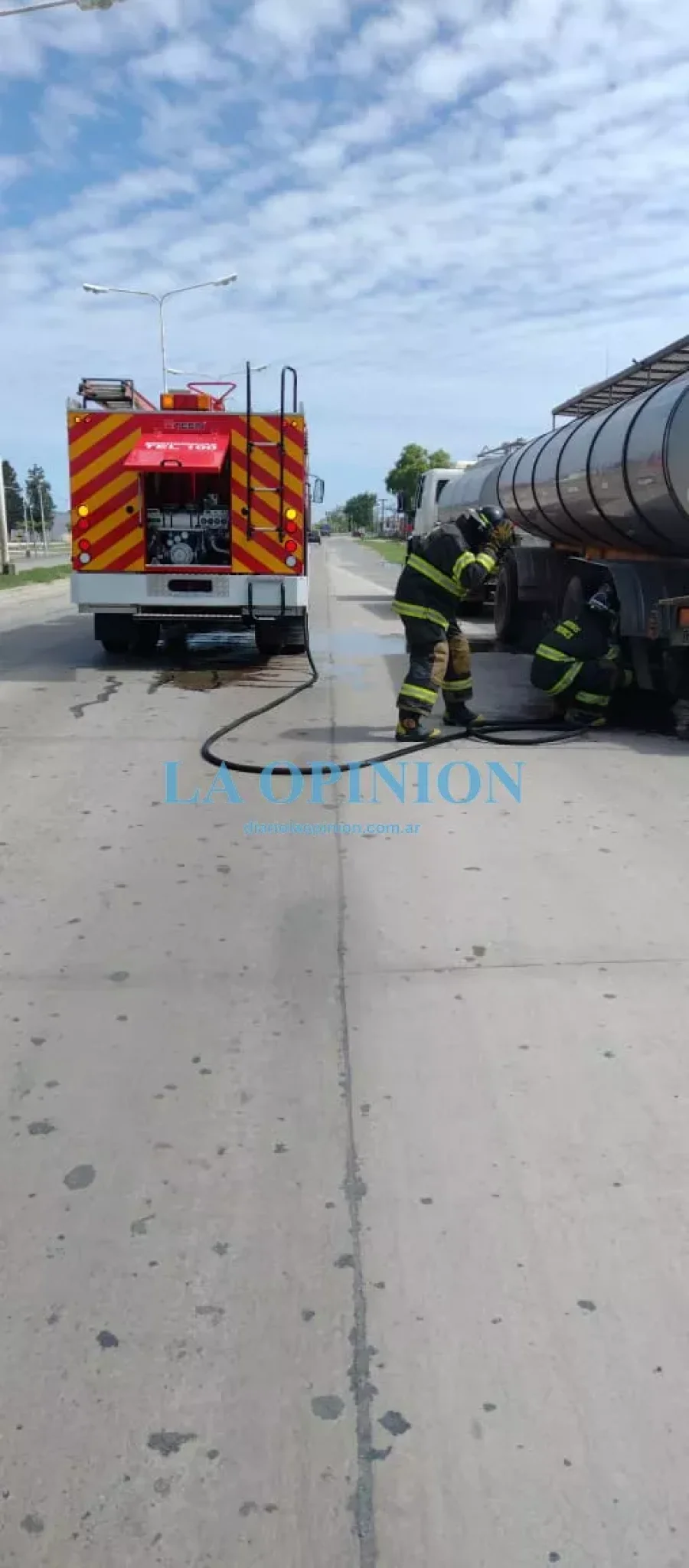 BOMBEROS EN ACCION.  Esta tarde, en un tramo de la ruta nacional 34.