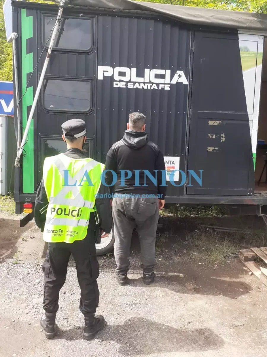 DEMORADO.  Por falsificaci&oacute;n de documento p&uacute;blico, y dos infracciones.