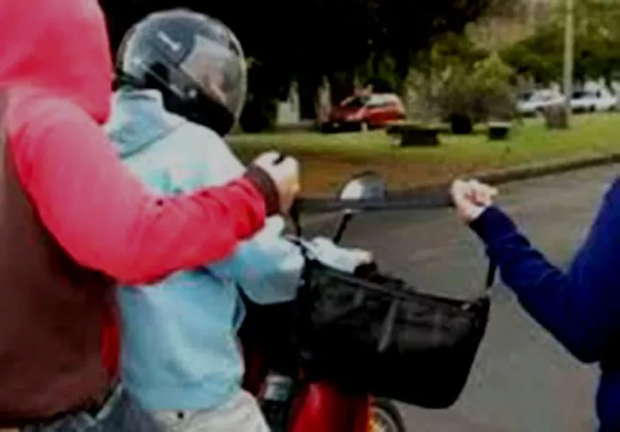 IMAGEN ARCHIVO. "MOTOCHORROS" EN ACCION.  Una situaci&oacute;n parecida sufri&oacute; anoche una rafaelina.