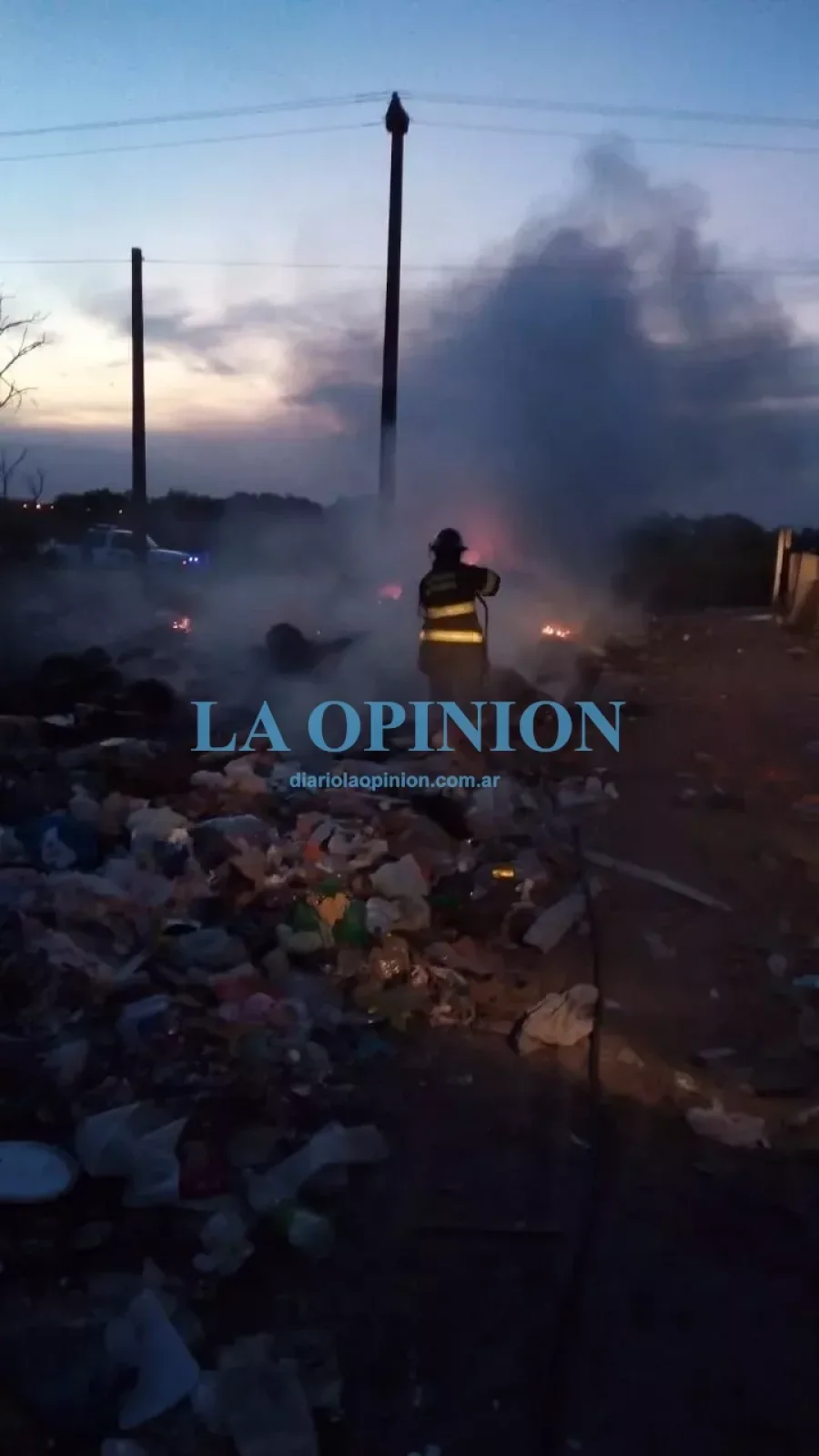 EN ACCION.  Bomberos Zapadores en la jornada de ayer, en esta ciudad.