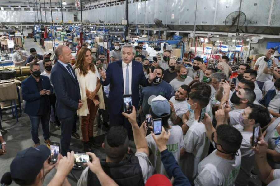 FOTO NA VISITA. El presidente Fern&aacute;ndez acompa&ntilde;ado por Insaurralde y Tolosa Paz.