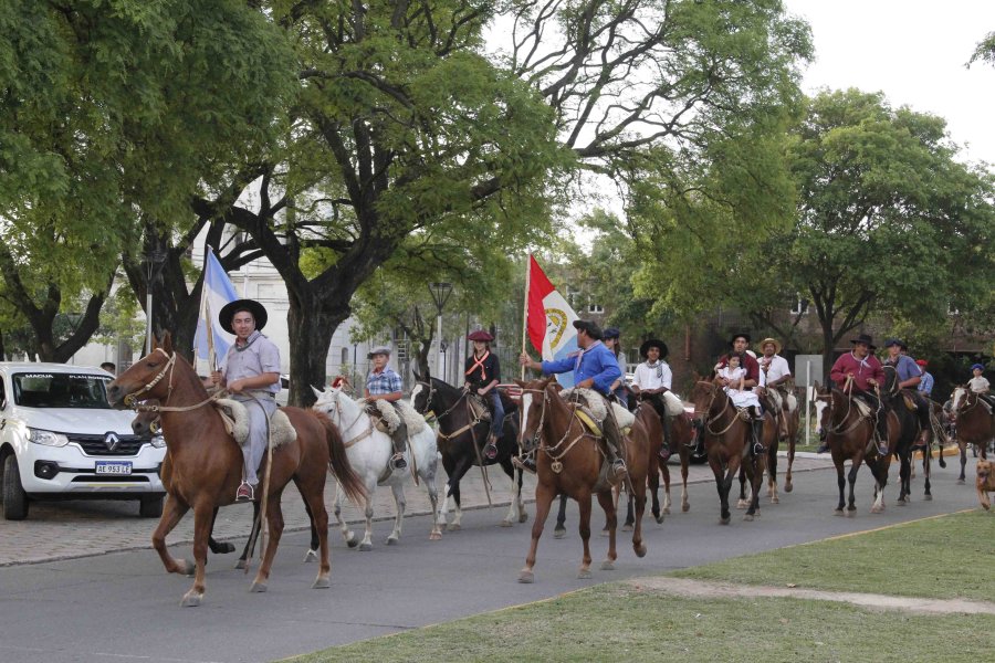 FOTO F. MELCHIORI// DESFILE DE CABALLOS. Un cl&aacute;sico en el D&iacute;a de la Tradici&oacute;n.
