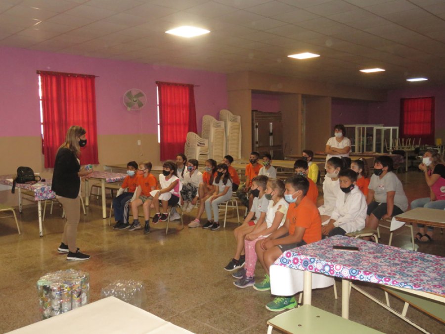 FOTO PRENSA MUNICIPALIDAD// CHARLA. Carina Campana junto a los educandos.