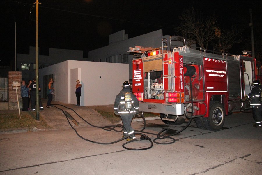 IMAGEN ARCHIVO. BOMBEROS ZAPADORES. R&aacute;pidamente sofocaron un incendio.