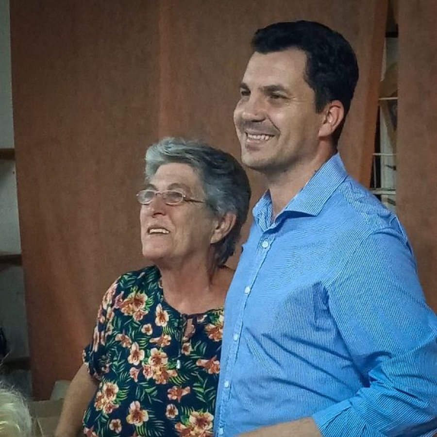 DOMINGO. Tras el escrutinio Mauro Gilabert celebra con su gente. FELICES. Ana Garlocha y Mauro Gilabert