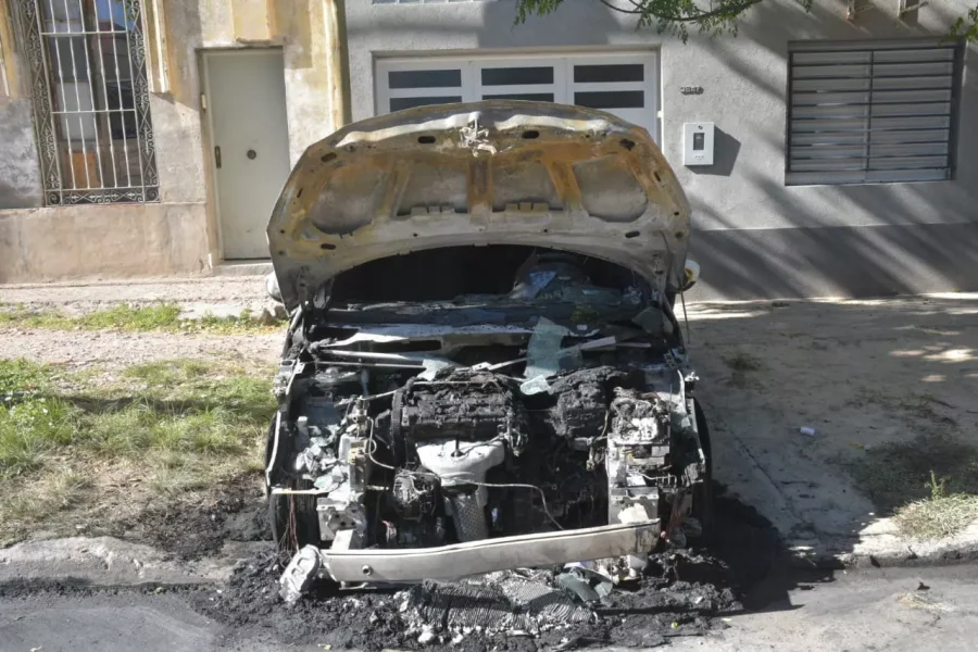 IMAGEN INTERNET. INCENDIADOS.  Dos de los seis vehículos afectados por el fuego.