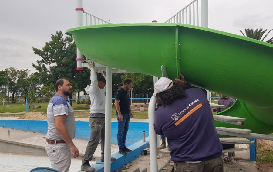 FOTO PRENSA COMUNA// TOBOG&Aacute;N. Est&aacute; siendo instalado en el natatorio comunal. RANGER.  Veh&iacute;culo adquirido para incorporar a la flota comunal. PAVIMENTO.  Se ejecuta en calle General Paz