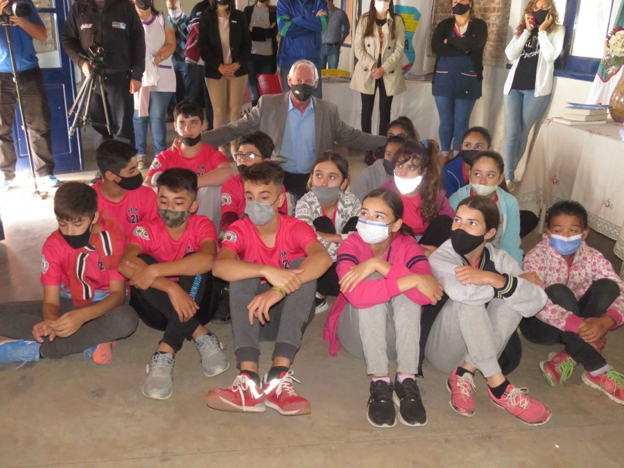 FOTO PRENSA MUNICIPALIDAD SUARDI EDUCA. En el acto de presentaci&oacute;n el Intendente con un grupo de estudiantes.