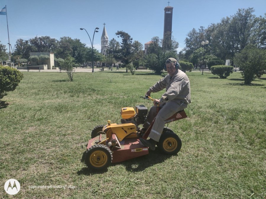 FOTO PRENSA MUNICIPALIDAD// TAEKWONDO. La disciplina está a disposición de los suardenses. CORTA CÉSPED. Fue adquirido un tractorcito para mantener espacios verdes.