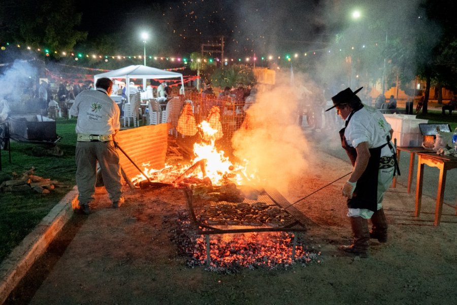FOTO PRENSA COMUNA// ARGENTINA. Infaltable el crioll&iacute;simo asado en el stand que nos representa. MULTITUD.  La plaza colmada asegur&oacute; el &eacute;xito de la realizaci&oacute;n.