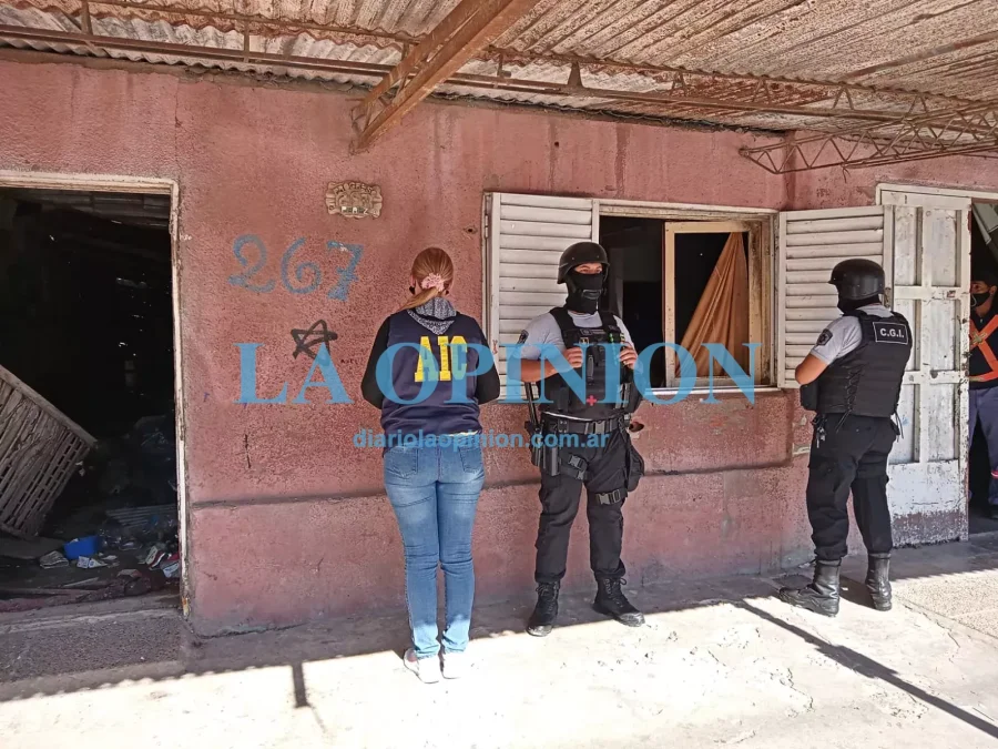 PROCEDIMIENTO POLICIAL.  En una de las viviendas allanadas hoy.