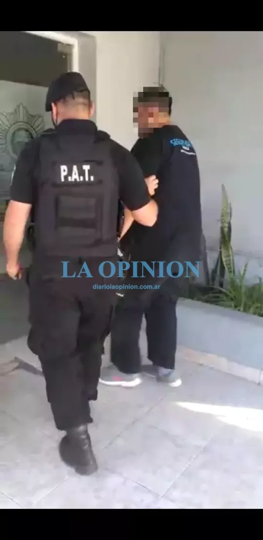 DEMORADO.  Por estar vigente un pedido de detenci&oacute;n.