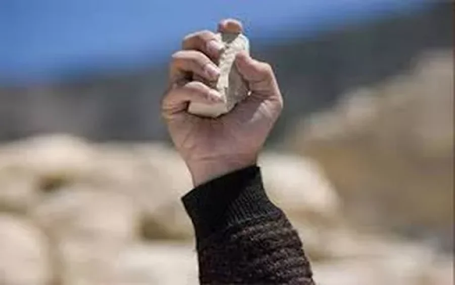 IMAGEN ARCHIVO. PIEDRA. Un port&oacute;n fue da&ntilde;ado con un elemento similar.