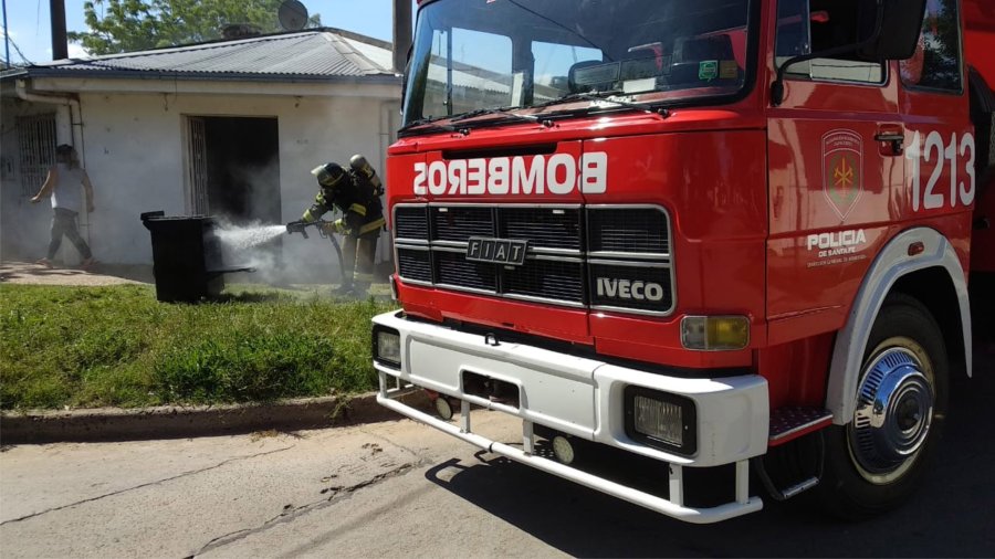 FOTO LA OPINI&Oacute;N APAGADO. Los Bomberos lograron ingresar por una reja y desconectar el gas.