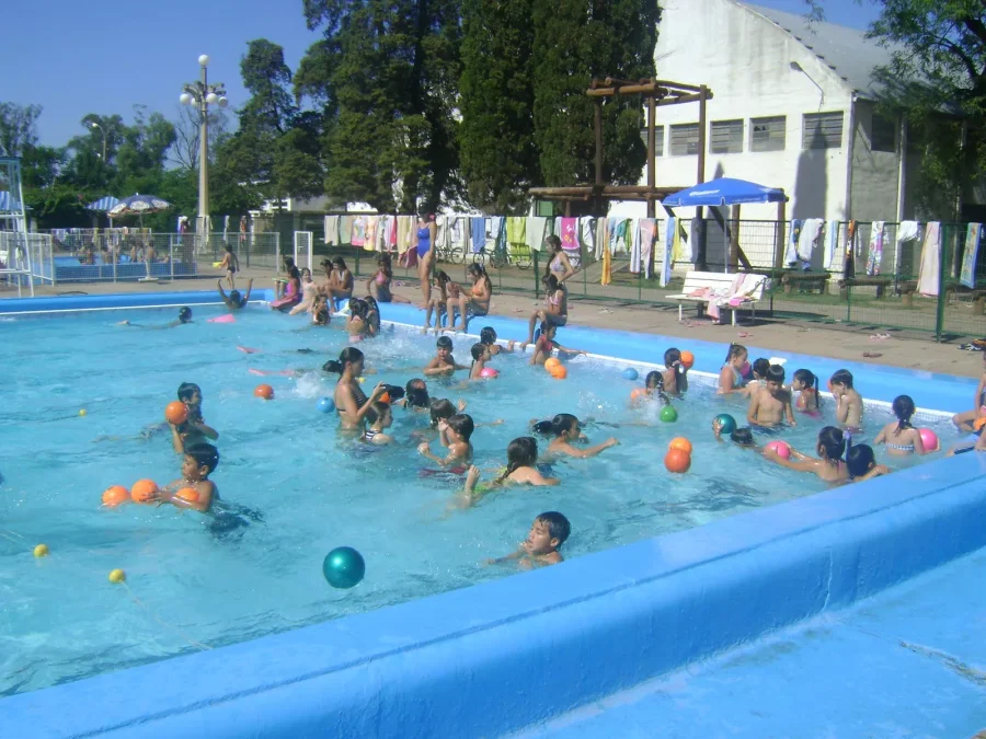 IMAGEN ARCHIVO. NATATORIO. En este lugar hab&iacute;a personas ba&ntilde;&aacute;ndose ilegalmente.