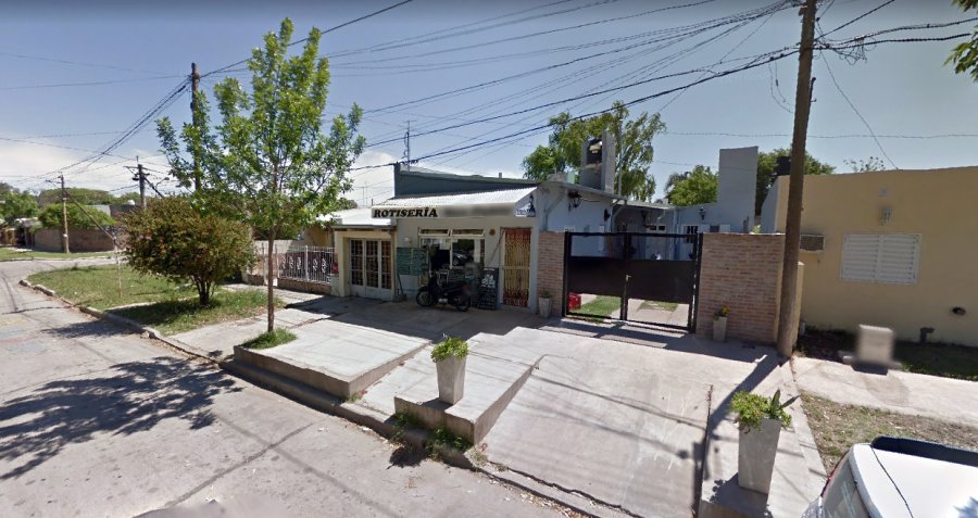 FOTO GOOGLE ROTISERIA. Fue v&iacute;ctima de tres sujetos en moto con una cuchilla.