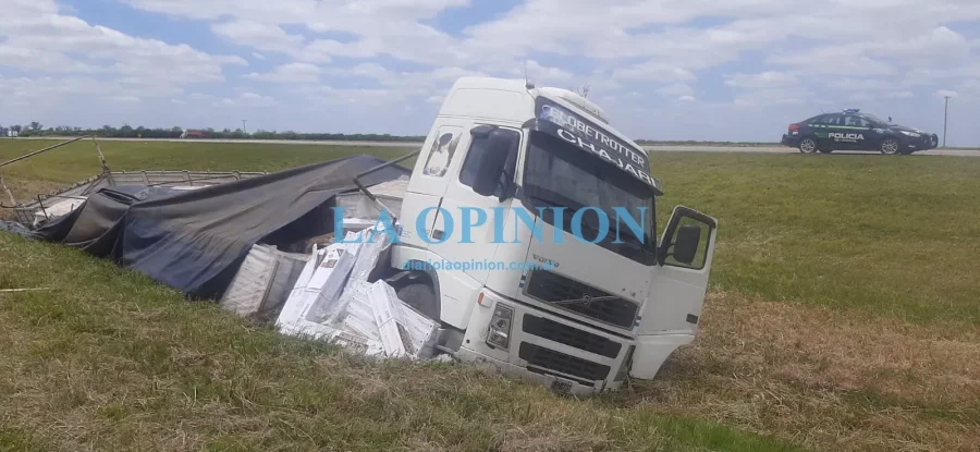 ESCENARIO. As&iacute; qued&oacute; el cami&oacute;n tras un despiste en la autov&iacute;a 19.