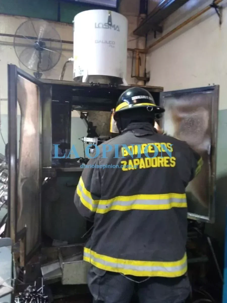 INCENDIO.  Afect&oacute; maquinaria, puertas y cableado.