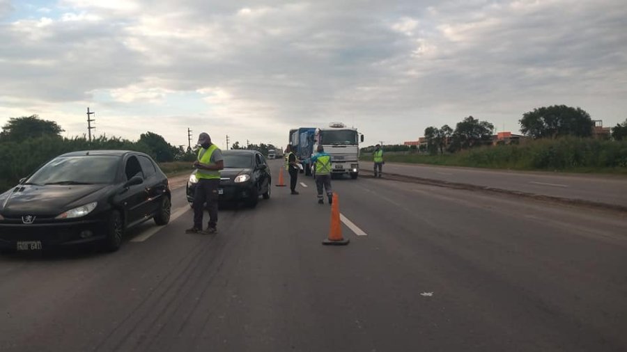 FOTO COMUNICACI&Oacute;N// CONTROLES. El personal  en plena actuaci&oacute;n sobre la Ruta 34.
