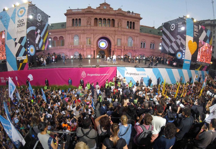 FOTO NA DEFINICI&Oacute;N. El acto &ldquo;aparateado&rdquo; por La C&aacute;mpora es una profanaci&oacute;n de la verdadera democracia.