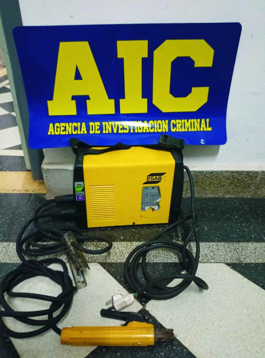 FOTO LA OPINI&Oacute;N RECUPERADA.  La soldadora marca Esa modelo LHN 220i Plus que fuera robada.