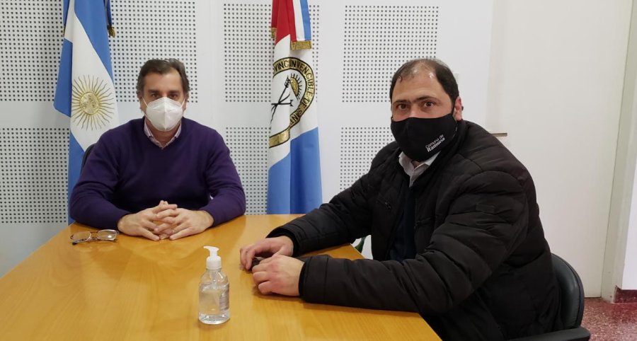 FOTO PRENSA COMUNA// BONO SOLIDARIO. El ministro Capitani junto al titular comunal, Jos&eacute; Barbero. PASE A PLANTA.  Los empleados que fueron incorporados a la planta permanente. 300 MILLAS.  La propuesta tuvo amplia convocatoria entre los fierreros.