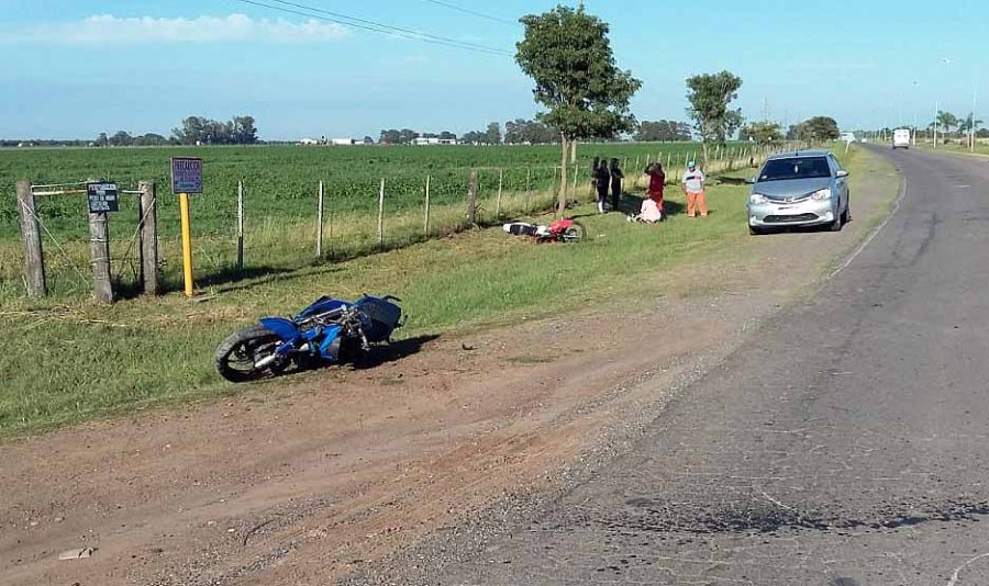 FOTO UR V COLISION. El choque entre las dos motos dej&oacute; malheridos a sus conductores.