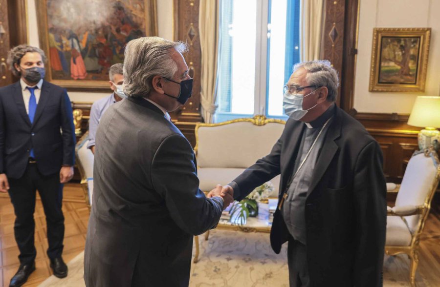 FOTO NA CASA ROSADA. El Presidente saluda en su despacho a monse&ntilde;or Oscar Ojea.