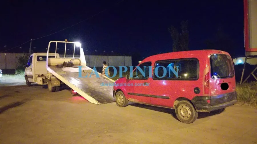 RETENIDO.  Veh&iacute;culo en el que viajaba un hombre alcoholizado.