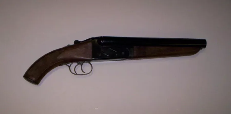 IMAGEN ARCHIVO. ESCOPETA RECORTADA.  Con un arma similar asaltaron a un joven en esta ciudad.