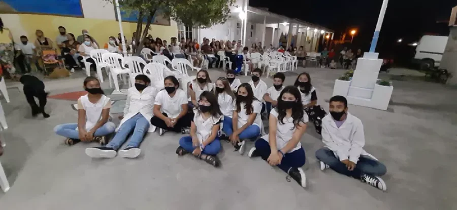 EGRESADOS// El grupo de escolares que concluy&oacute; la primaria.