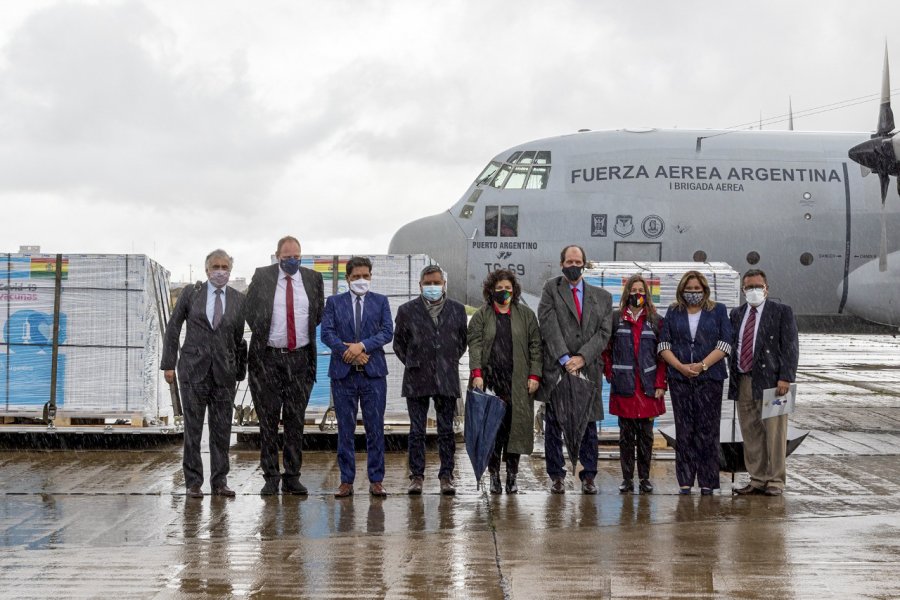 FOTO NA EN BOLIVIA. Vizzotti y Frederic junto al avi&oacute;n de la Fuerza A&eacute;rea Argentina.
