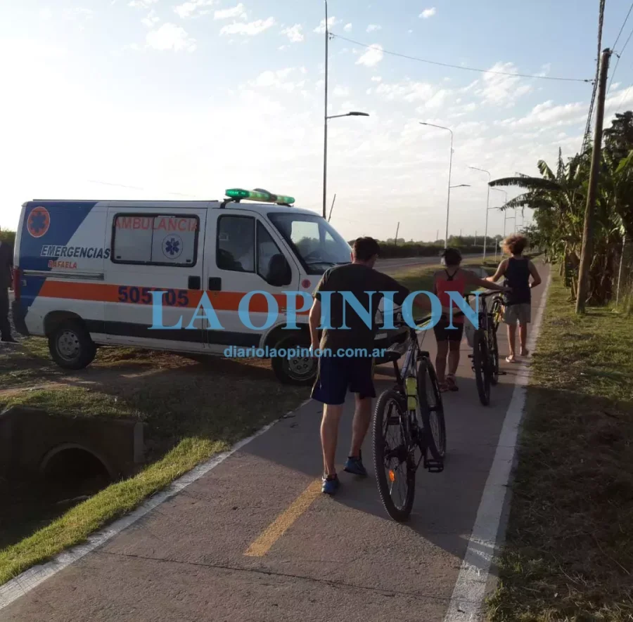REGRESO A CASA.  Caminando, tras un episodio en la ciclov&iacute;a de la ruta 70.