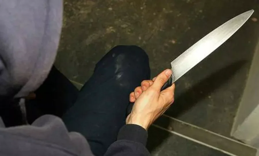 IMAGEN ARCHIVO. CON CUCHILLO.  Con un arma similar, hirieron a un menor en la cara.