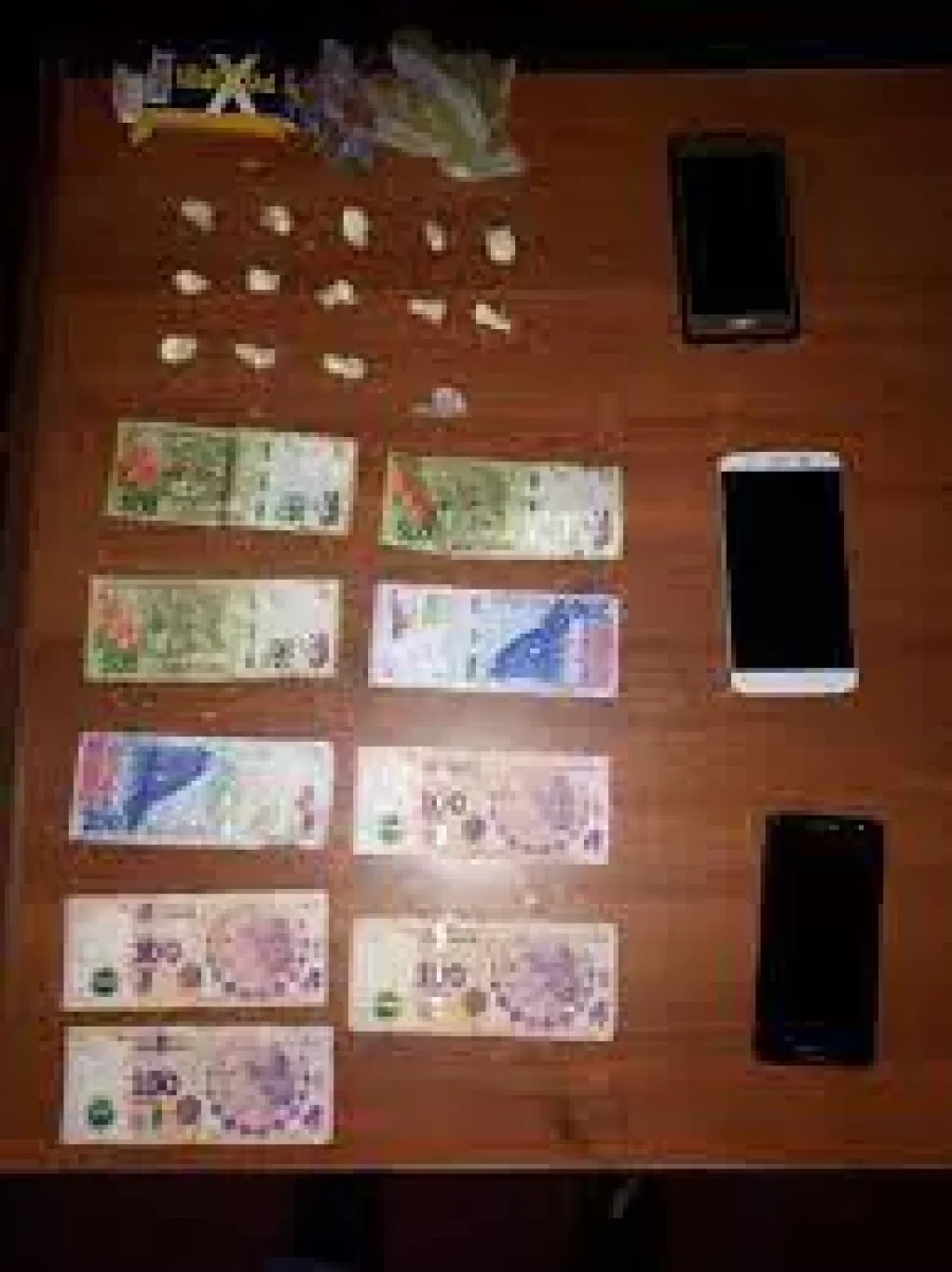 IMAGEN ARCHIVO. DINERO, CELULARES Y DROGA. Una secuencia de este tipo, se observ&oacute; en el barrio Acapulco.