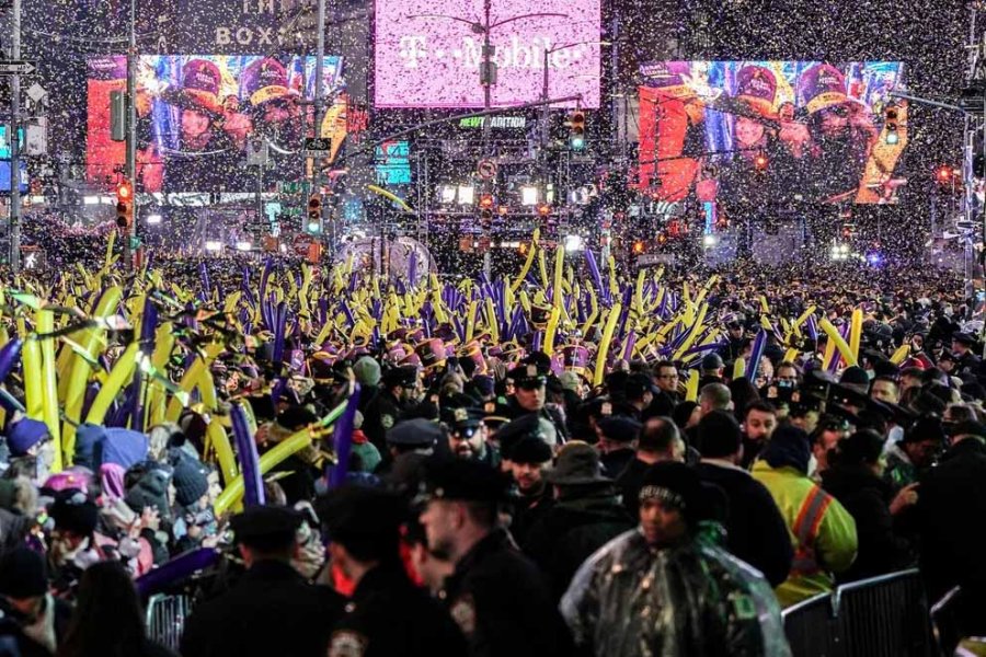 FOTOS REUTERS NUEVA YORK. El tradicional festejo que se realiza para recibir el año en Times Square.  SIDNEY. La clásica Ópera y el puerto iluminados por los fuegos artificiales en Australia.  PARÍS. El Arco de Triunfo brilla en todo su esplendor en