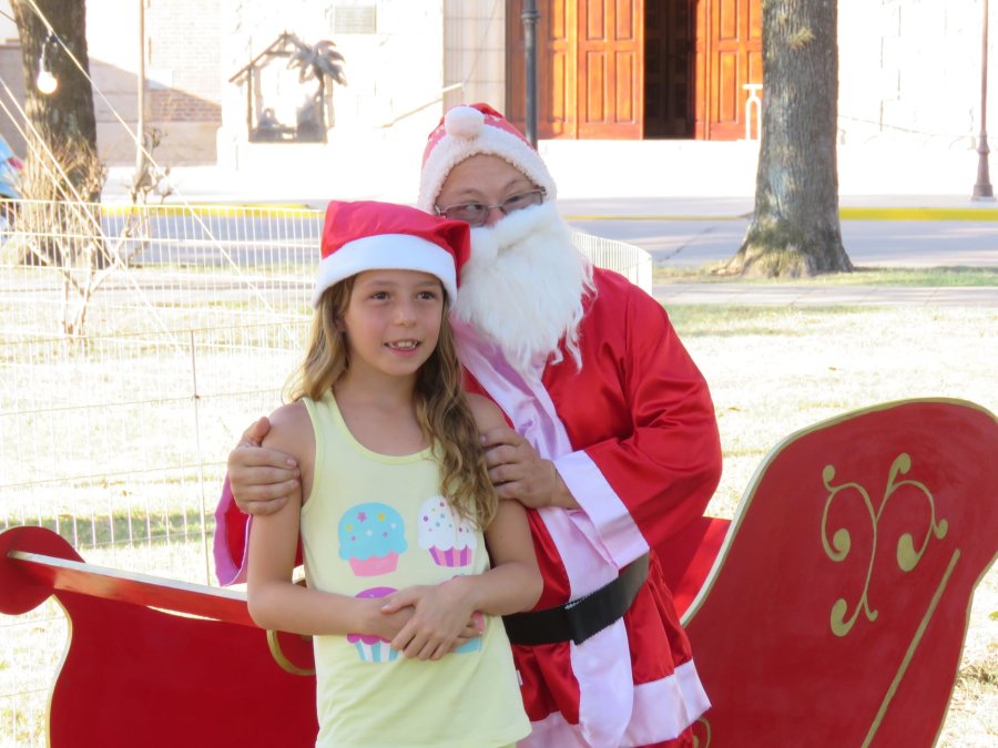 FOTO PRENSA MUNICIPALIDAD// RECORRIDA// El célebre personaje junto a niños suardenses.