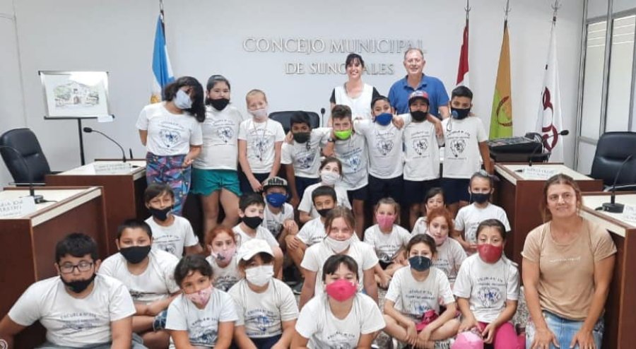 FOTO PRENSA CONCEJO// EN EL CONCEJO// La delegaci&oacute;n de escolares que recorri&oacute; la muestra.