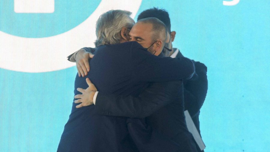 FOTO NA UNIDOS. Al finalizar su exposici&oacute;n, el ministro Guzm&aacute;n se fundi&oacute; en un abrazo con el jefe de Estado.