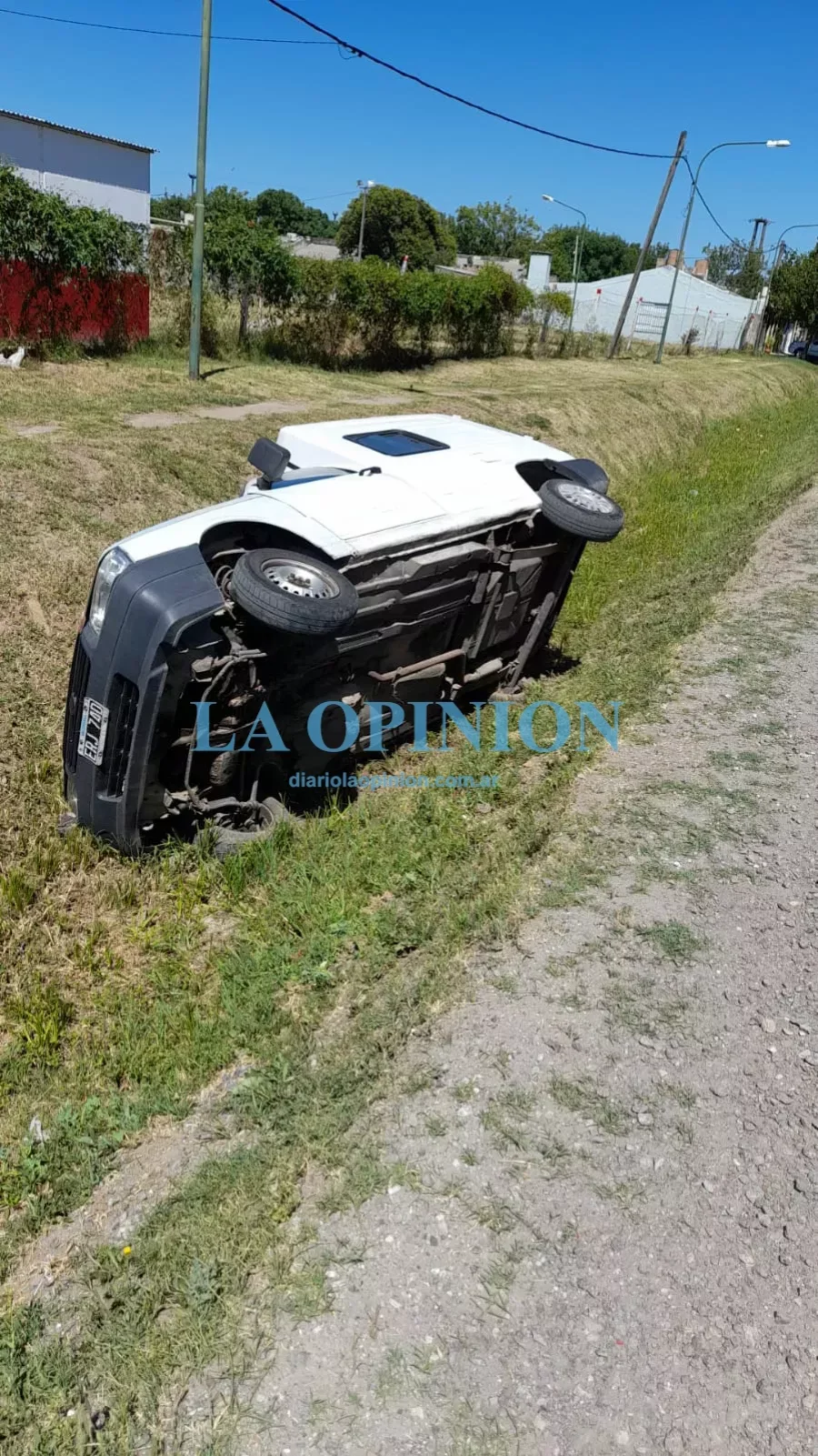 ESCENARIO.  As&iacute; se observ&oacute; al veh&iacute;culo en una zanja.