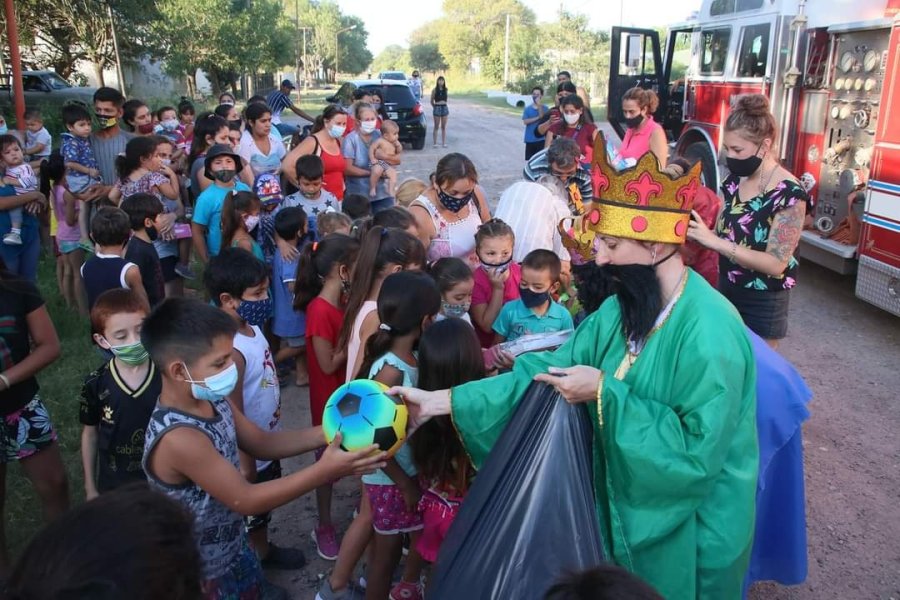 FOTO M. MATUK// REYES MAGOS. Impresionante caravana junto a los emblemáticos personajes. ALEGRÍA. Niños humbertinos compartiendo con los personajes orientales.