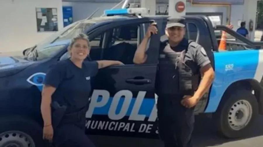 IMAGEN INTERNET. FINAL FELIZ.  Tras la labor que le cupo a estos dos uniformados.