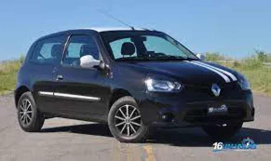 IMAGEN INTERNET. RENAULT CLIO MIO. En un auto de este tipo, se movilizaban quienes fueron demorados.