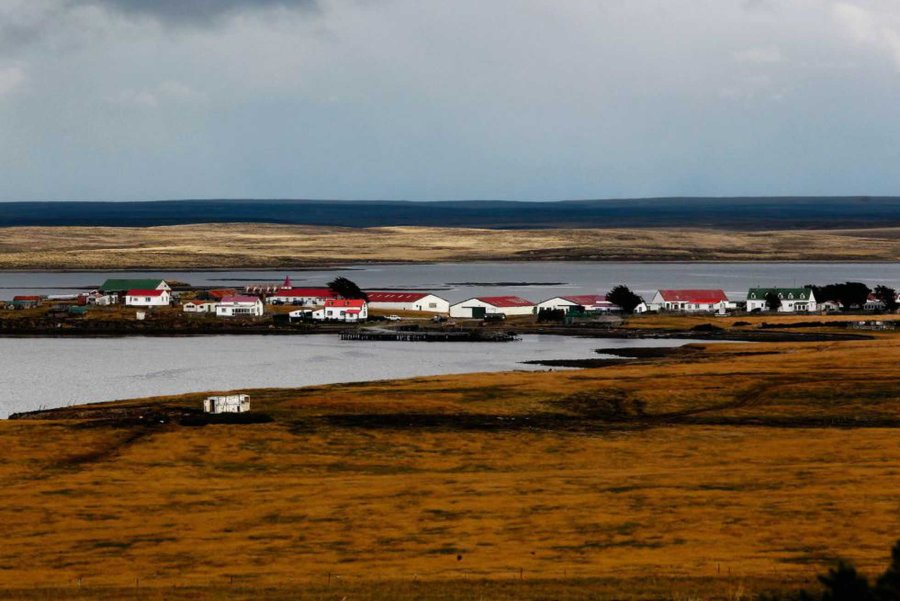 FOTO DIARIO EL PA&Iacute;S / JAVIER LIZ&Oacute;N ISLAS. Una panor&aacute;mica de Goose Green, la segunda ciudad de Malvinas, en 2019.