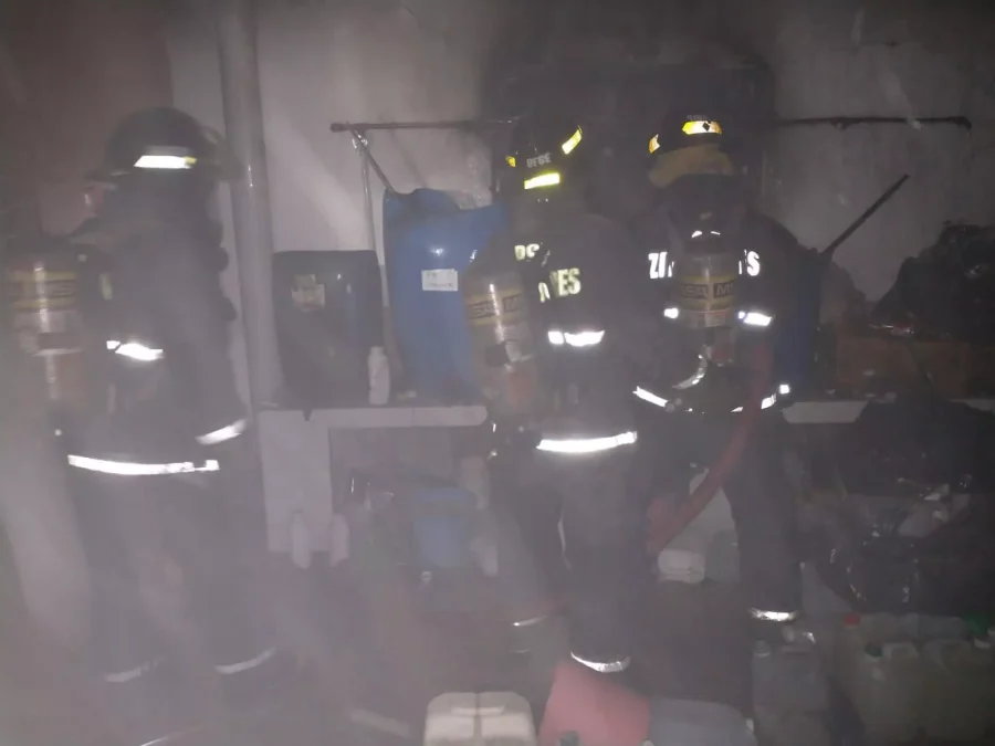 IMAGEN ARCHIVO. BOMBEROS EN ACCION. Similar situaci&oacute;n, se observ&oacute; en la madrugada de hoy en esta ciudad.