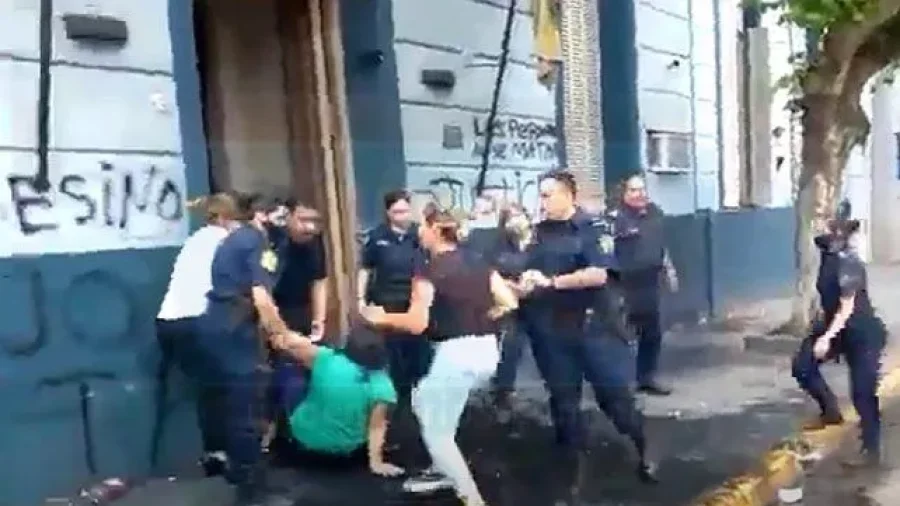 IMAGEN INTERNET. DISTURBIO.  Frente a la Polic&iacute;a de Victoria, Entre R&iacute;os.