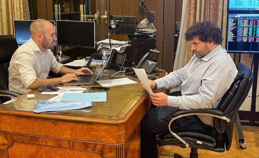 FOTO NA "SEGUIMOS TRABAJANDO". Mart&iacute;n Guzm&aacute;n durante el encuentro con Sergio Chodos.