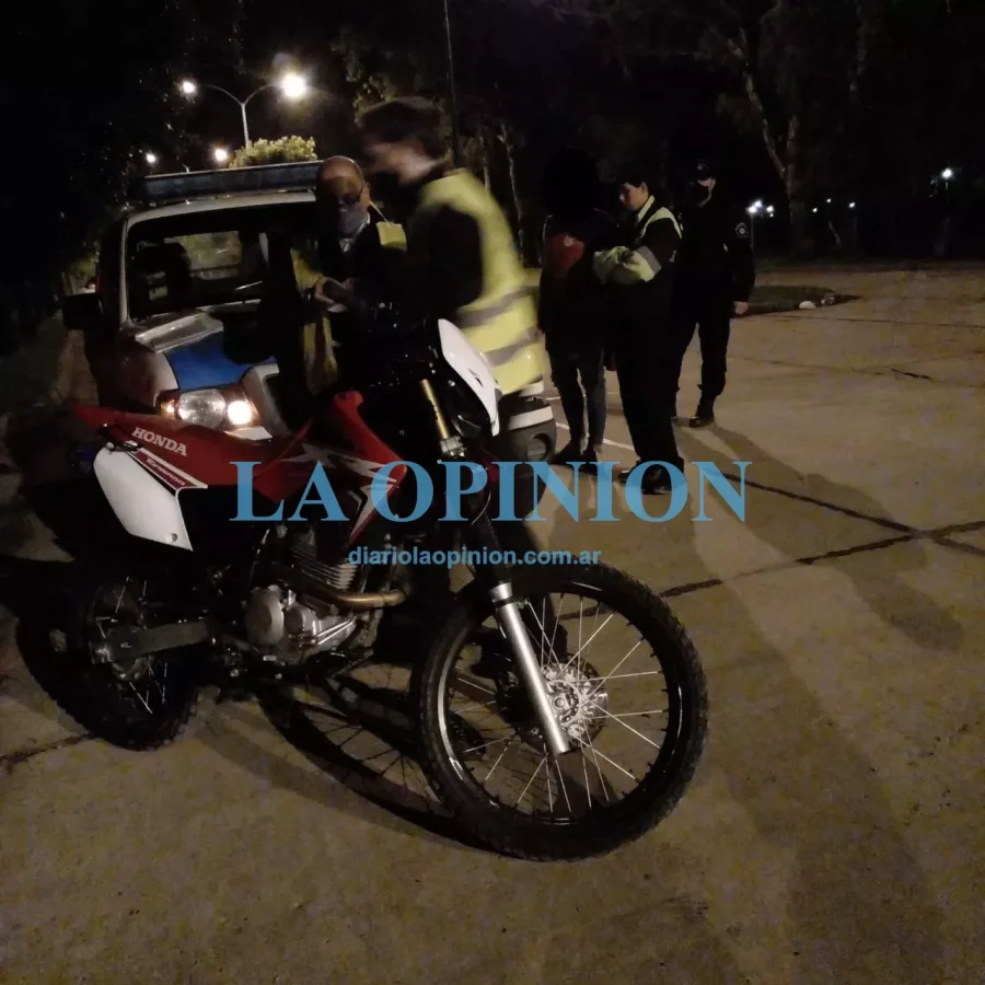 MOTOCICLETA RETENIDA.  En uno de los controles realizados en la ciudad.