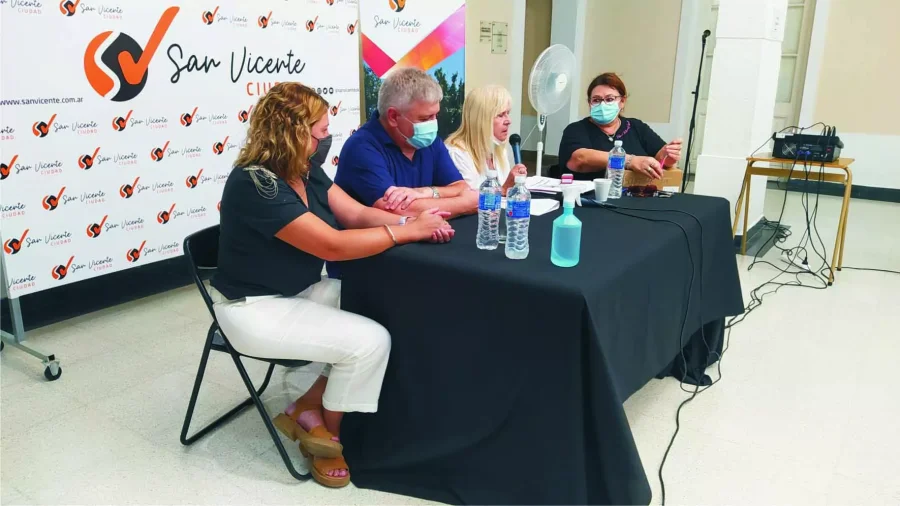 FOTO PRENSA MUNICIPALIDAD//
LICITACIÓN// Un momento del acto de apertura celebrado ayer.
FOTO PRENSA AC//
SAN VICENTE// Las autoridades que participaron del acto licitatorio.