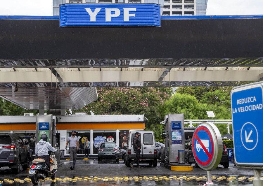 FOTO NA YPF. La petrolera estatal aumentar&aacute; hoy el 6% en todo el pa&iacute;s.